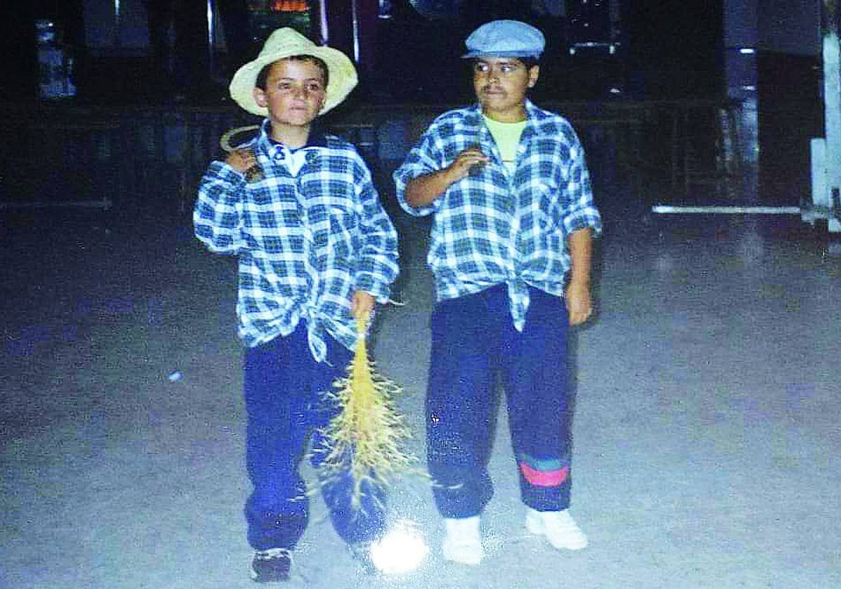 Damián Castaño, a la izquierda, junto a su primo Álvaro disfrazados de campesinos en Espeja.