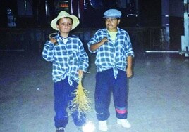 Damián Castaño, a la izquierda, junto a su primo Álvaro disfrazados de campesinos en Espeja.