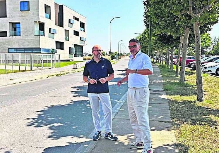 Daniel Velasco y Ángel Peralvo en el trazado final del Camino de Gudino y la zona donde se enlazará el actual diseño con el proyecto de renovación.