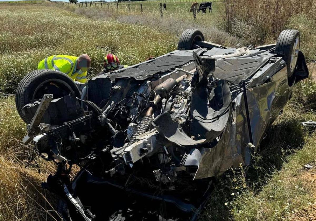 Rescatan a una mujer que quedó atrapada en su coche tras chocar contra un pequeño muro y volcar en Forfoleda