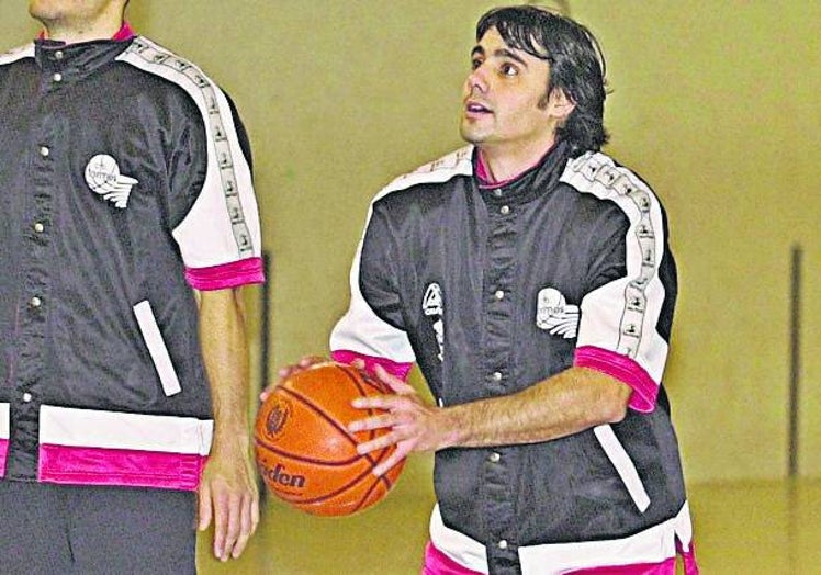 Un joven Aramendi, en su etapa como jugador de baloncesto.