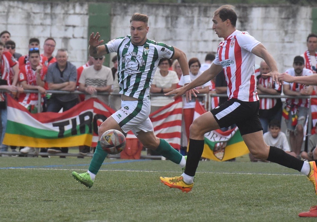 Pana disputa un balón en el Luis Ramos en el cruce de ascenso a 1ª RFEF