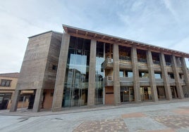 El nuevo Centro Cultural es el último edificio que se ha construido en la futura Plaza Mayor de Carbajosa de la Sagrada.