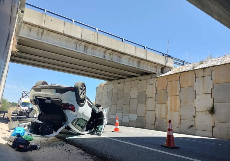 Así ha quedado el coche accidentado tras caer de la A-66