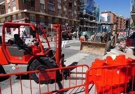 La maquinaria realizando las obras en la carretera Ledesma.