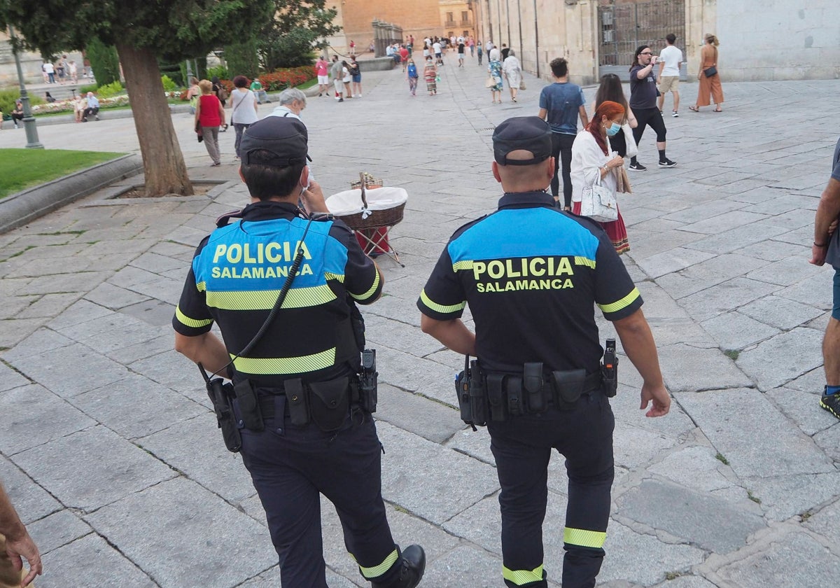 Agentes de la Policía Local patrullan por la zona donde tuvo lugar el altercado.