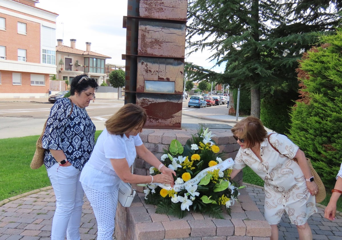 Entrega de un centro floral en recuerdo a las víctimas del polvorín.