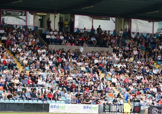 Aficionados en la Tribuna del Helmántico.