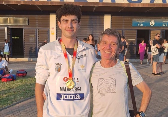 Álvaro González con su entrenador, Miguel Ángel Rivero, en Málaga.