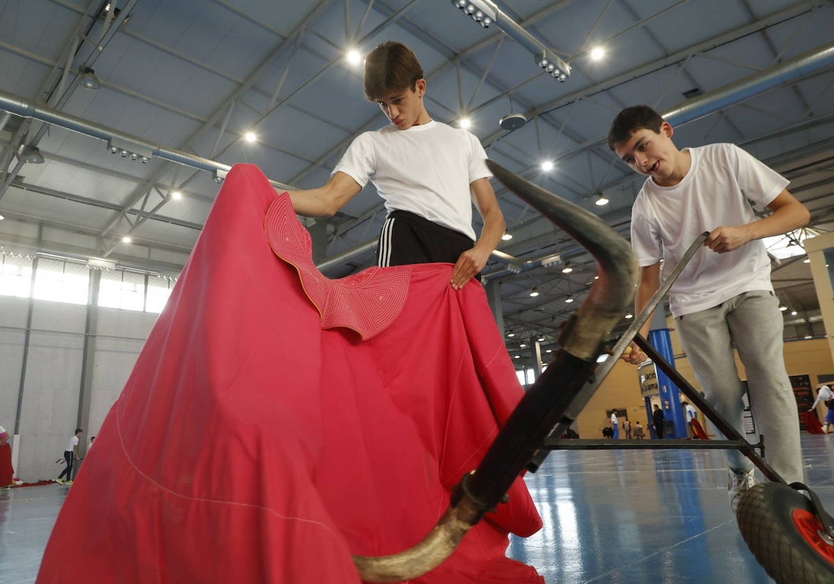 Dos alumnos de la Escuela taurina en una clase en el recinto ferial.