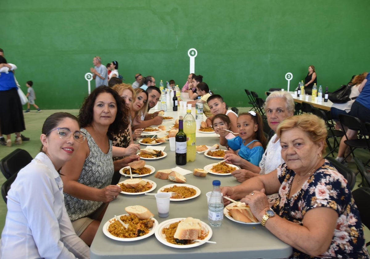 Un grupo de vecinos durante la comida de hermandad del año pasado.