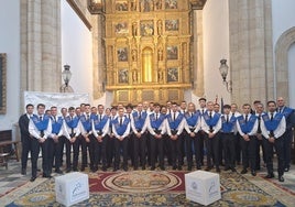 Los graduados con sus becas en el Colegio Arzobispo Fonseca