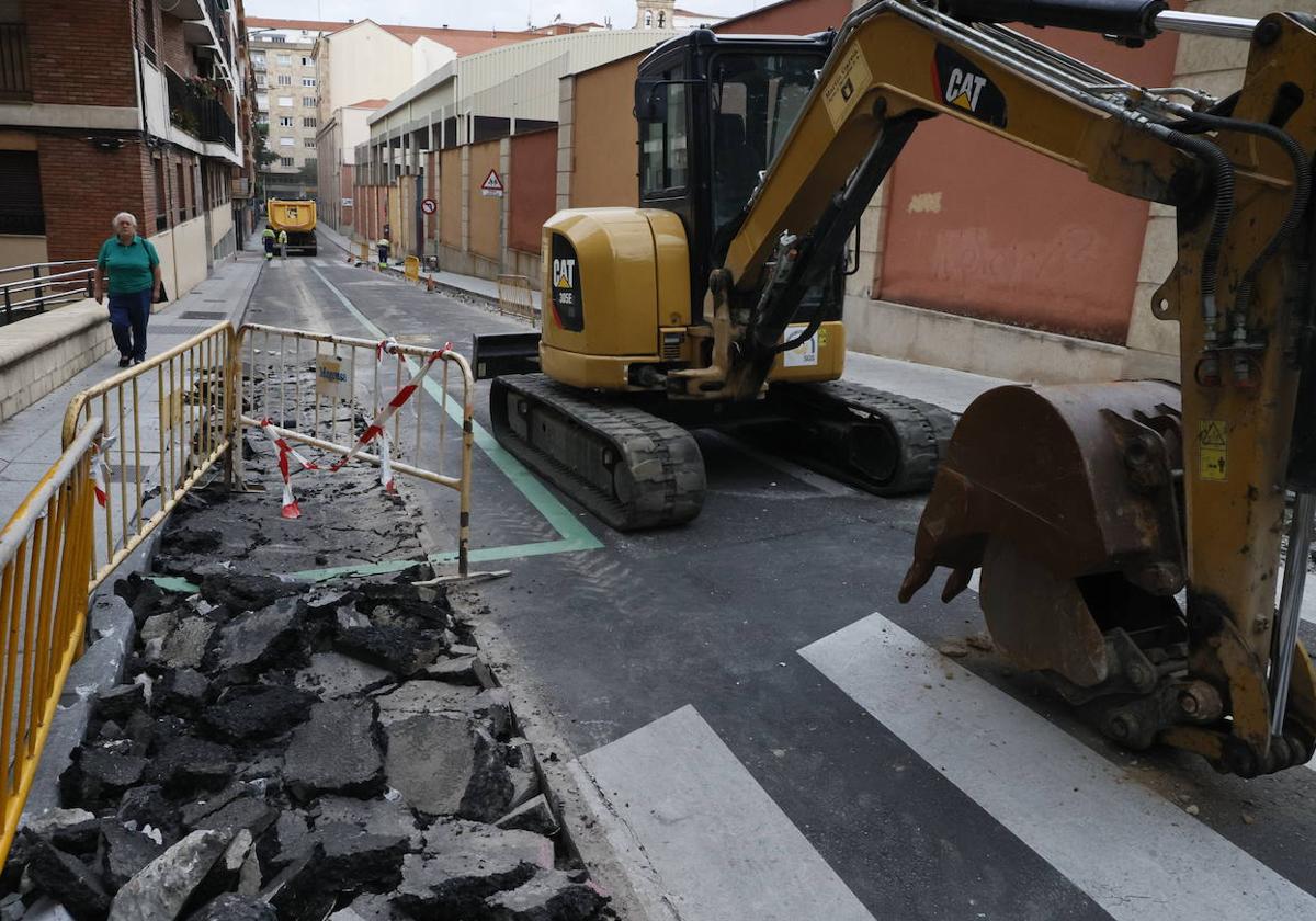 Una máquina pica la calzada de la calle Padre Astete, junto a Salesianos María Auxiliadora.