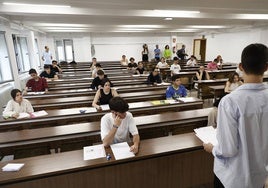 Varios alumnos en la convocatoria extraordinaria de la EBAU en Salamanca.