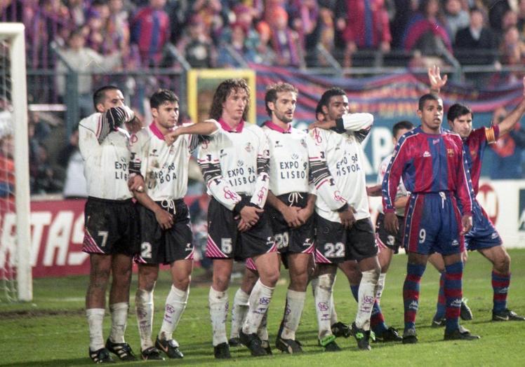 Rogério (dorsal 22) con la UDS en el histórico encuentro frente al Barcelona en el Helmántico.