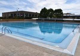 Imagen de la recién renovada piscina de Villares de la Reina.