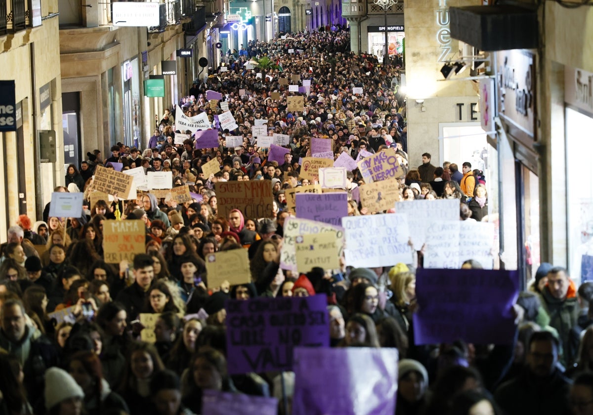 La calle Toro se tiñó de morado con pancartas de lucha por el Día Internacional de la Mujer el pasado 8 de marzo.