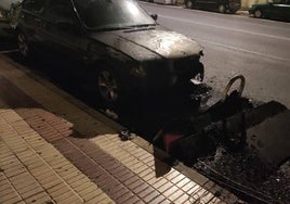 Coche dañado en el fuego en la avenida de Comuneros