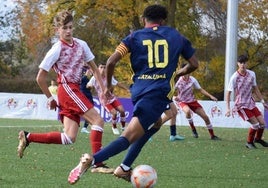 Lamine Yamal, jugador con el dorsal 10, encara a Miguel García García, jugador salmantino de Selección de Castilla y León.