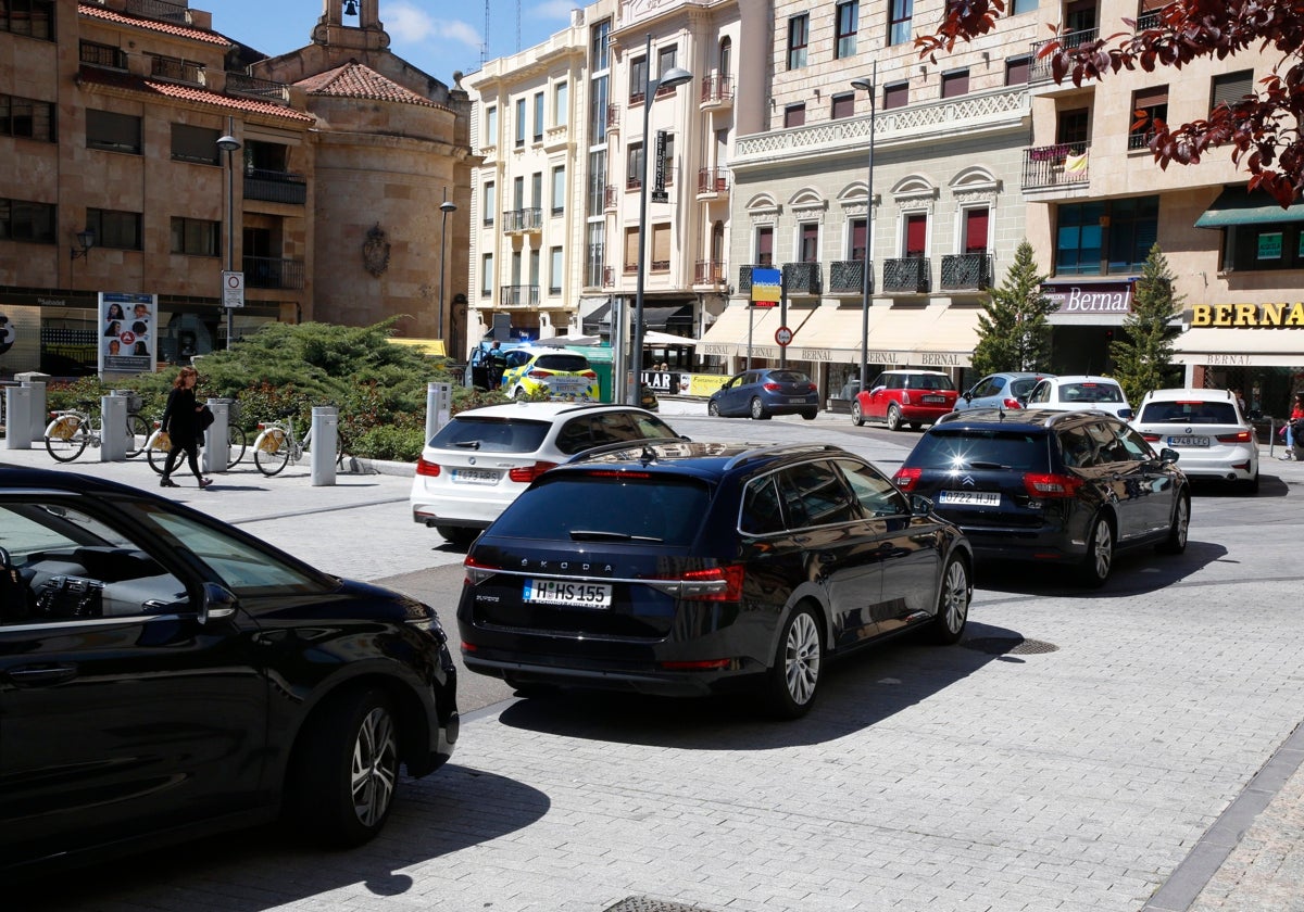 Conductores esperan para estacionar sus coche en el parking de Santa Eulalia.