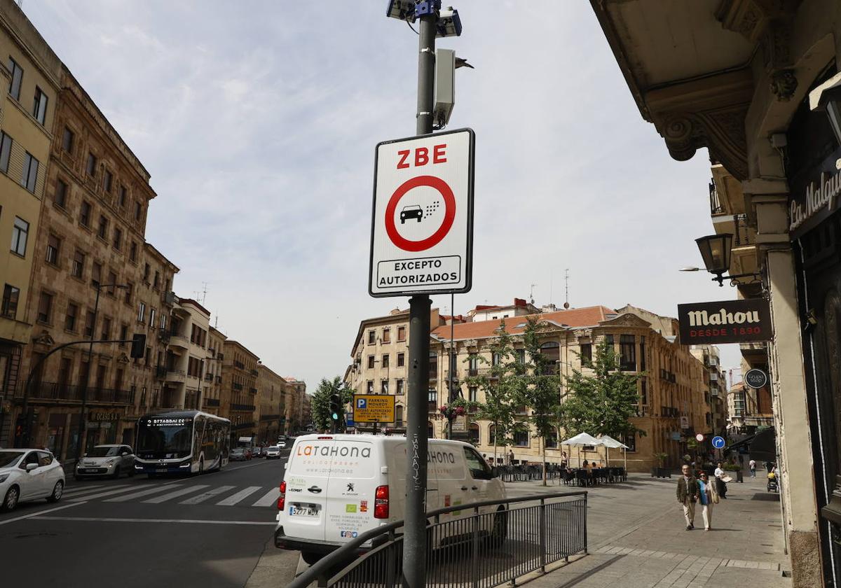 Señal de Zona de Bajas Emisiones (ZBE) entre la Gran Vía y la plaza de España.