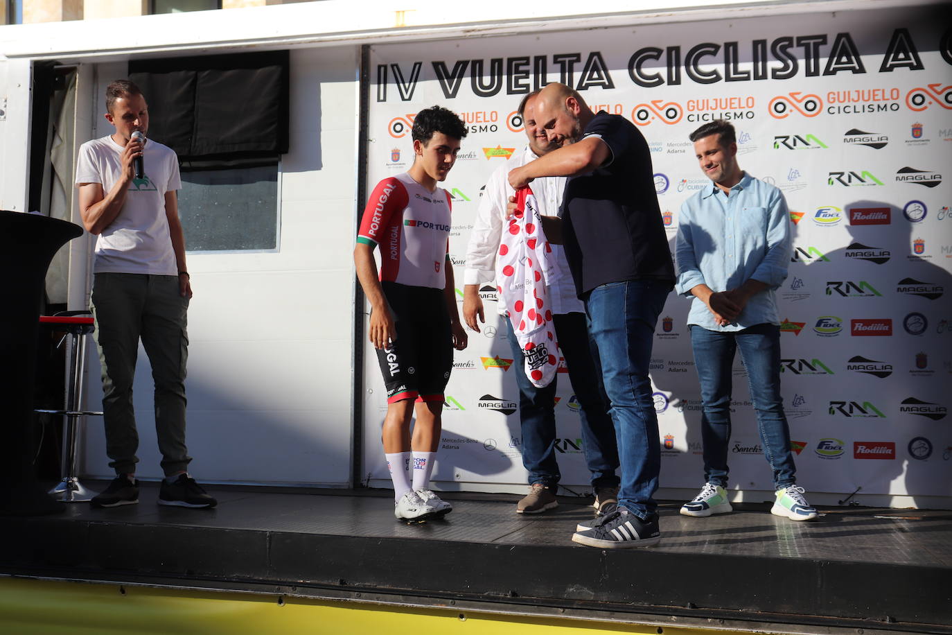 Acento portugués en el inicio de la IV Vuelta Ciclista a Guijuelo cadete