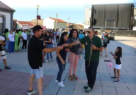 El alcalde se prepara para lanzar el chupinazo de inicio oficial de las fiestas