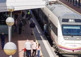 Tren en la estación de Vialia.