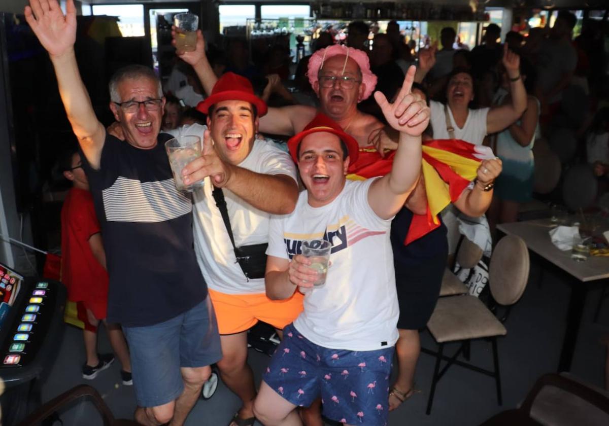 Salmantinos celebran en el partido de cuartos de final contra Alemania.