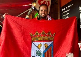 Dani Mena, con la bandera de Salamanca durante su periplo por Alemania.