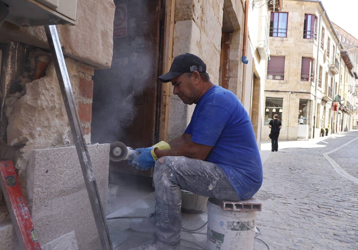 Un empleado de la construcción en una obra en el centro de Salamanca.