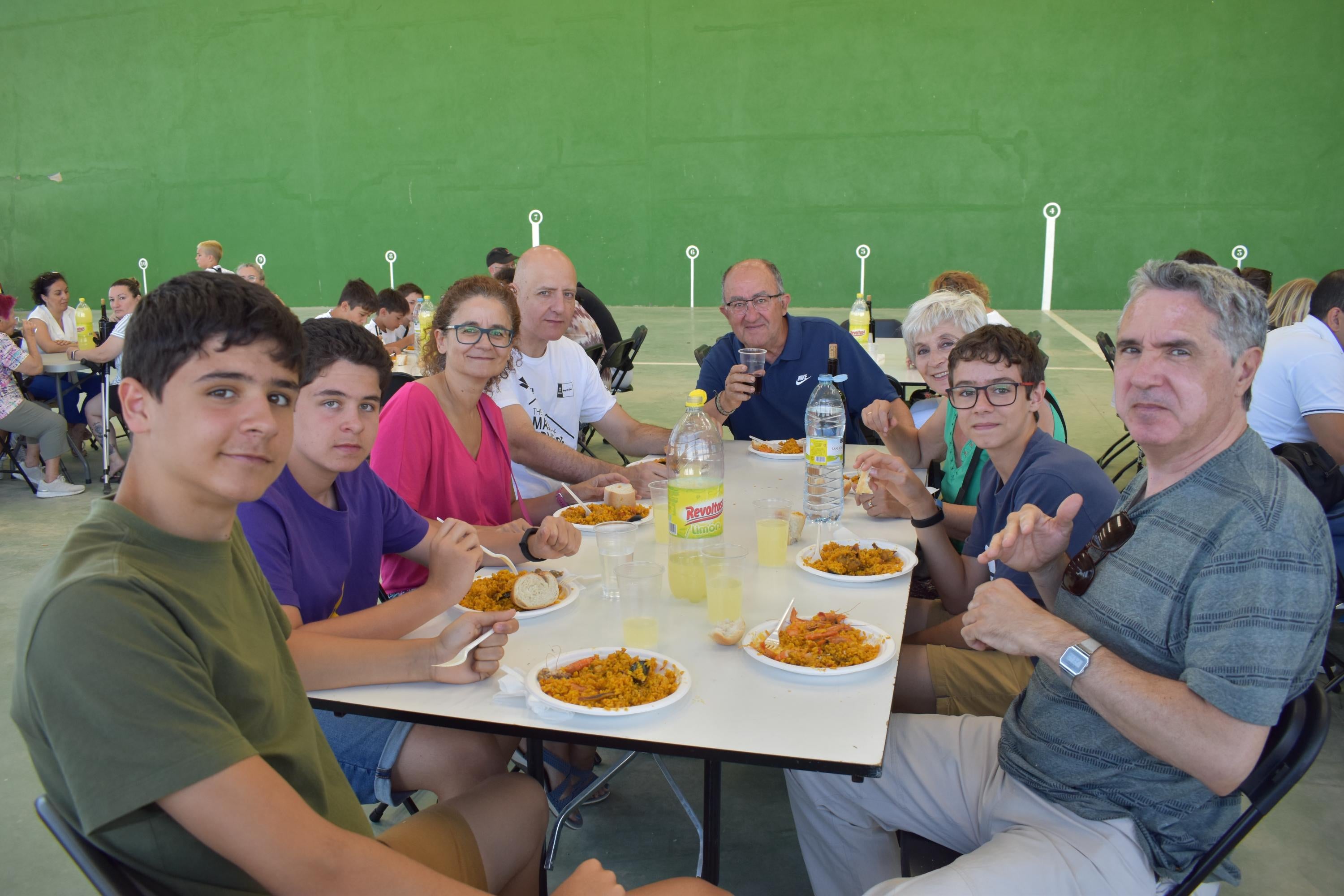 Mozárbez cierra sus fiestas del verano con una comida de hermandad para 500 personas