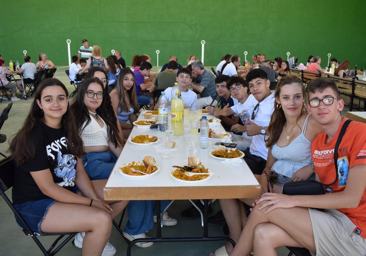 Mozárbez cierra sus fiestas del verano con una comida de hermandad para 500 personas