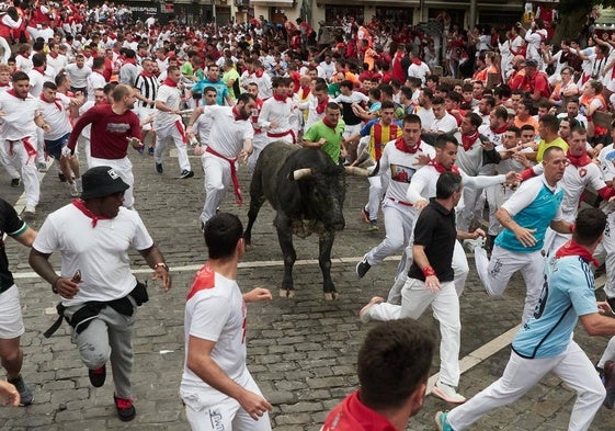 Corredores durante el último encierro de los Sanfermines 2024