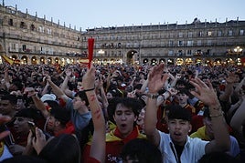 Los aficionados, en la Plaza Mayor.
