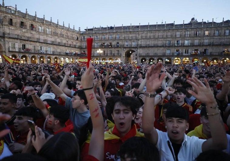 Los aficionados, en la Plaza Mayor.