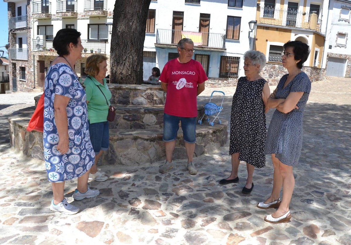 Arriba, Juana, Francisca, Leandro, Victoria y Laura, en la Plaza Mayor de Monsagro recuerdan lo vivido hace dos años