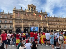 Los salmantinos abarrotan la Plaza Mayor.