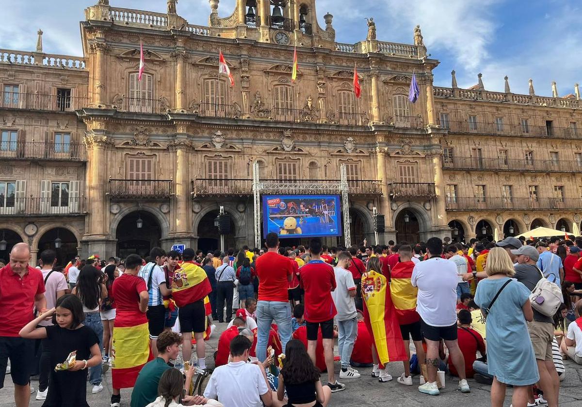 Los salmantinos abarrotan la Plaza Mayor.