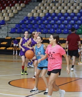 Imagen secundaria 2 - Marta Fernández vuelve a llenar Carbajosa de baloncesto con 140 chicos y chicas