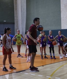 Imagen secundaria 2 - Marta Fernández vuelve a llenar Carbajosa de baloncesto con 140 chicos y chicas