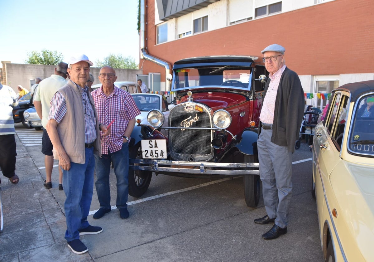 Los mayores de Alba de Tormes rememoran su juventud gracias a los coches clásicos