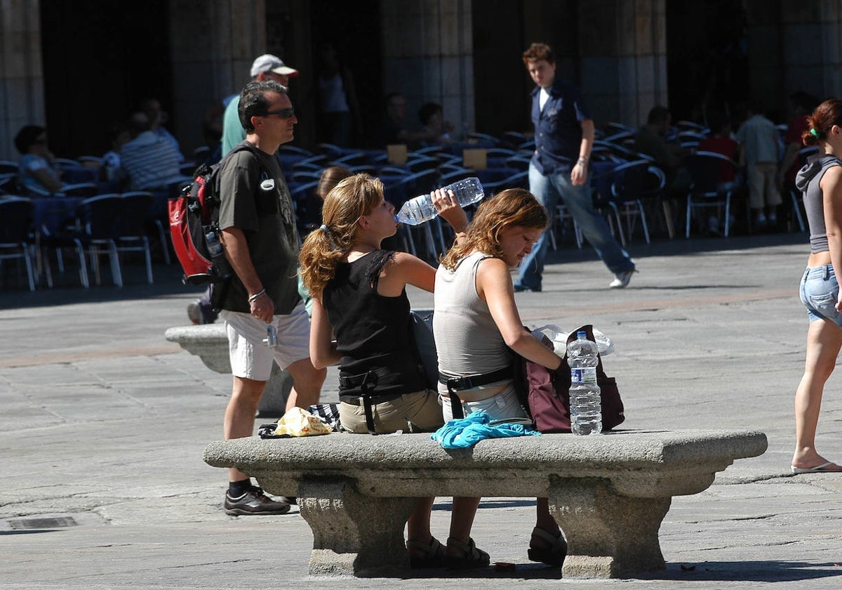 Ciudadanos bajo el sol en la Plaza Mayor de Salamanca.