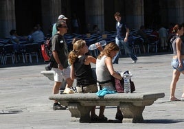 Ciudadanos bajo el sol en la Plaza Mayor de Salamanca.