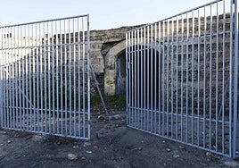 La valla a uno de los túneles del Polvorín