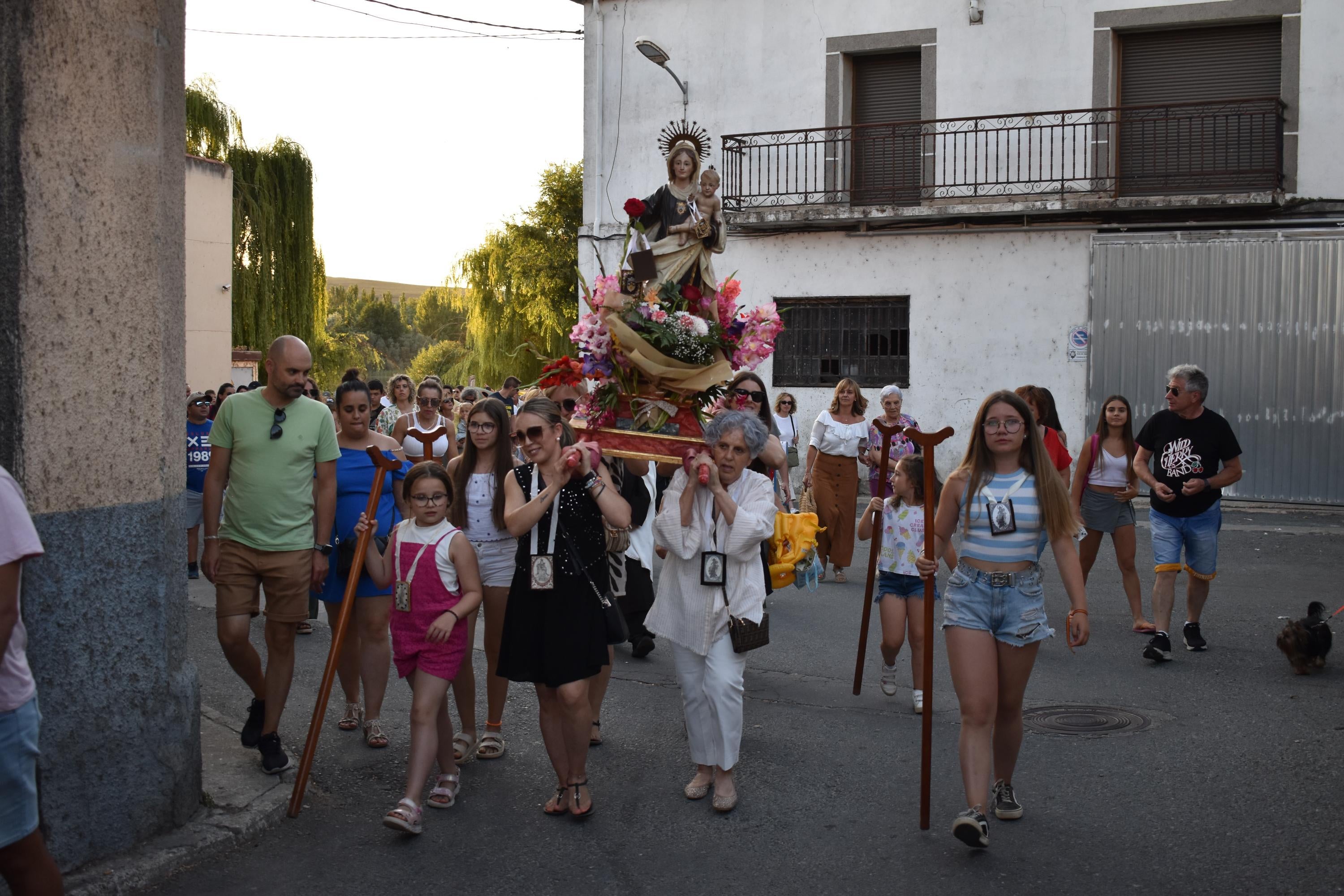 Así ha sido la única procesión fluvial de la provincia con la Virgen del Carmen en Alba de Tormes