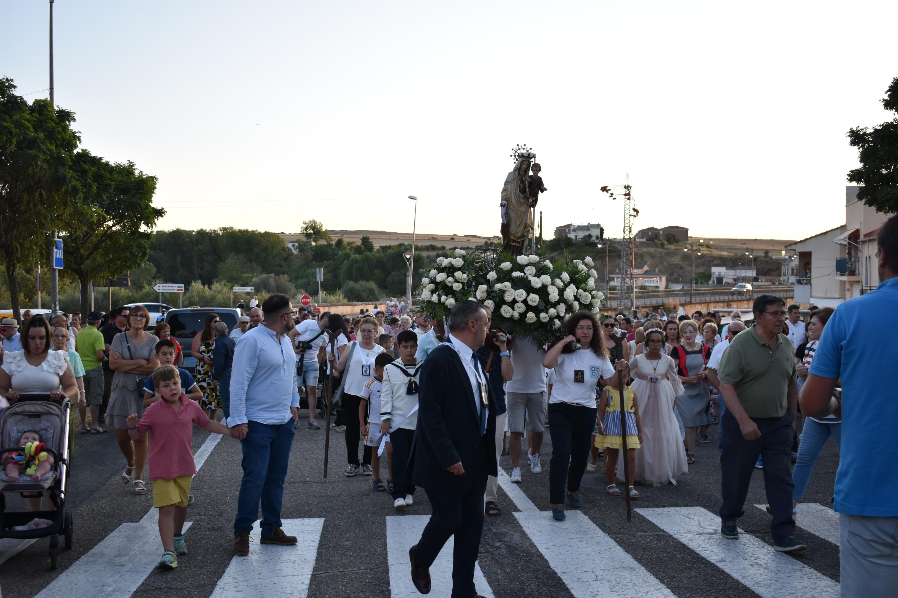 Así ha sido la única procesión fluvial de la provincia con la Virgen del Carmen en Alba de Tormes