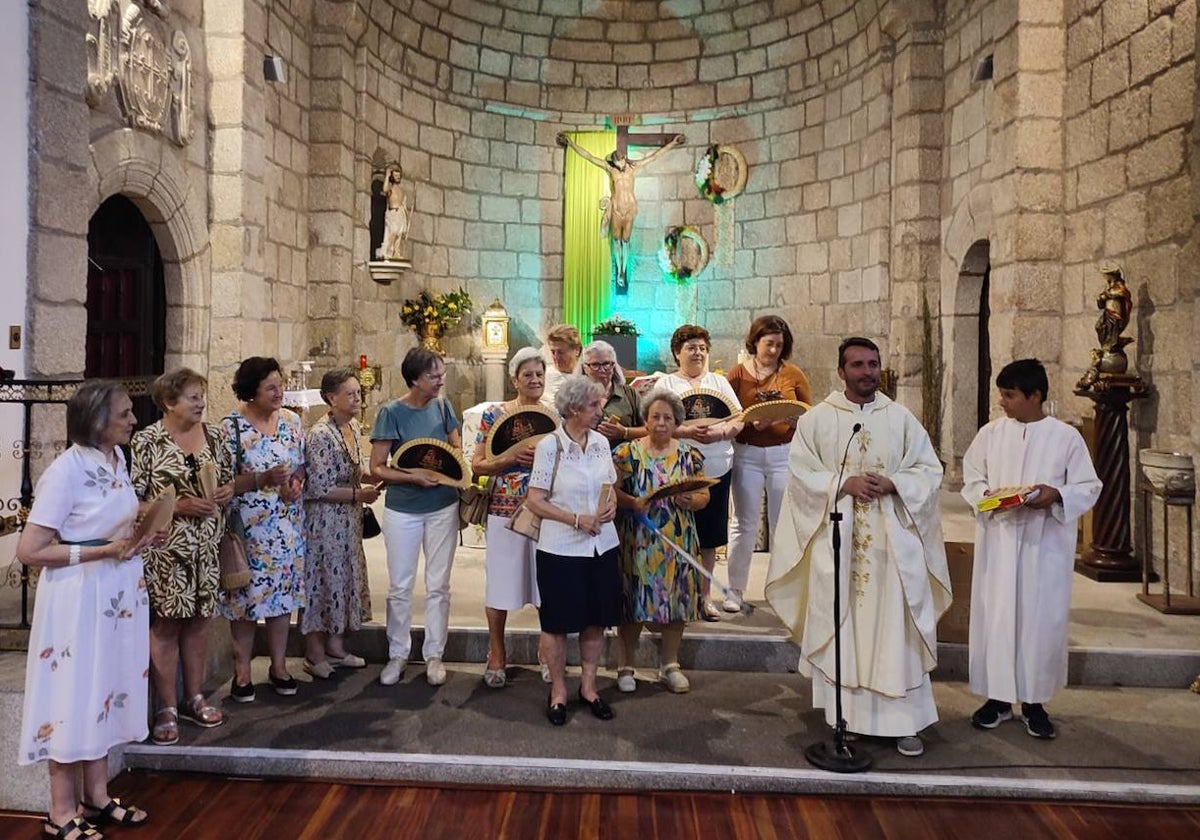 Abanicos para las Cármenes en el día de su santo