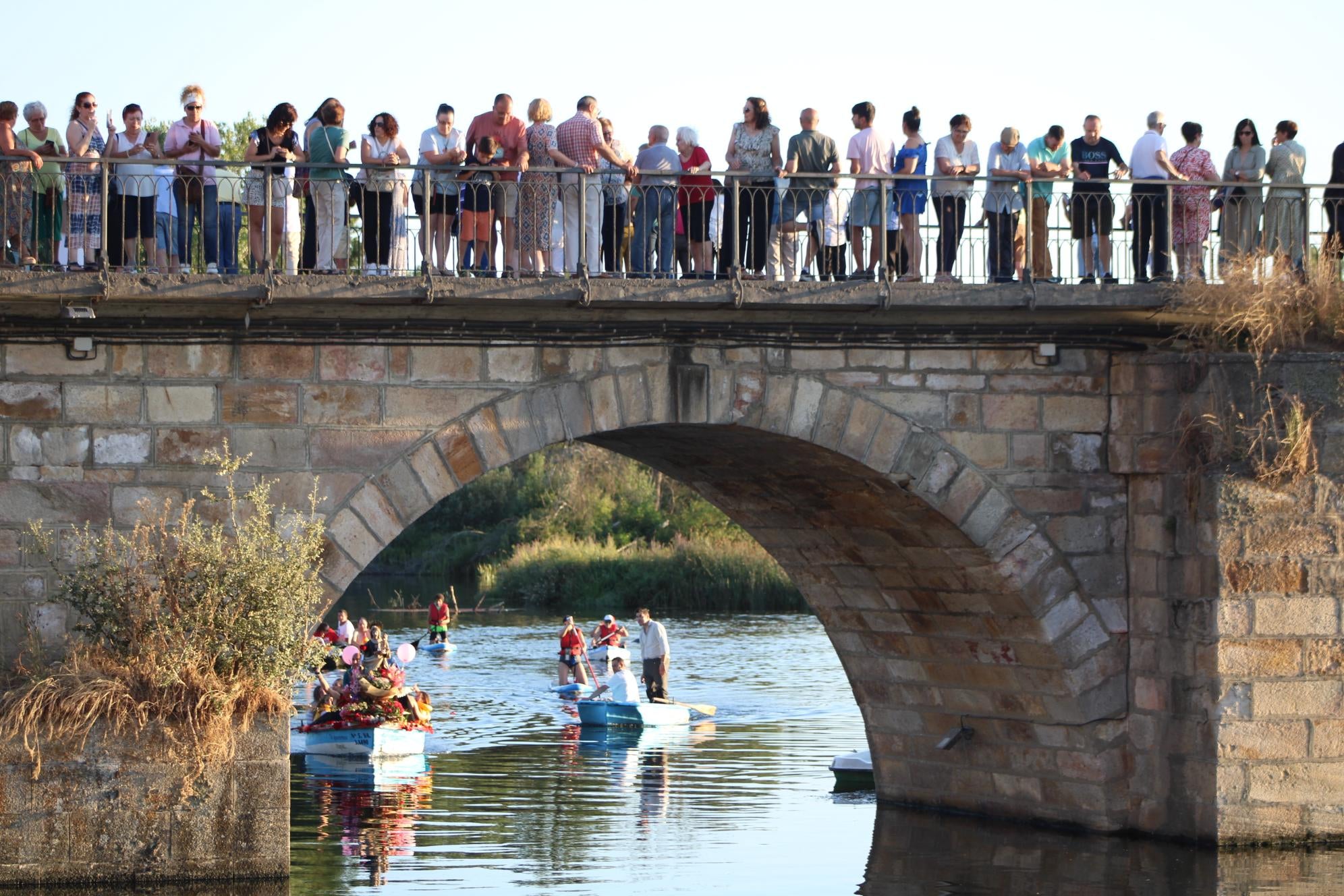 Así ha sido la única procesión fluvial de la provincia con la Virgen del Carmen en Alba de Tormes