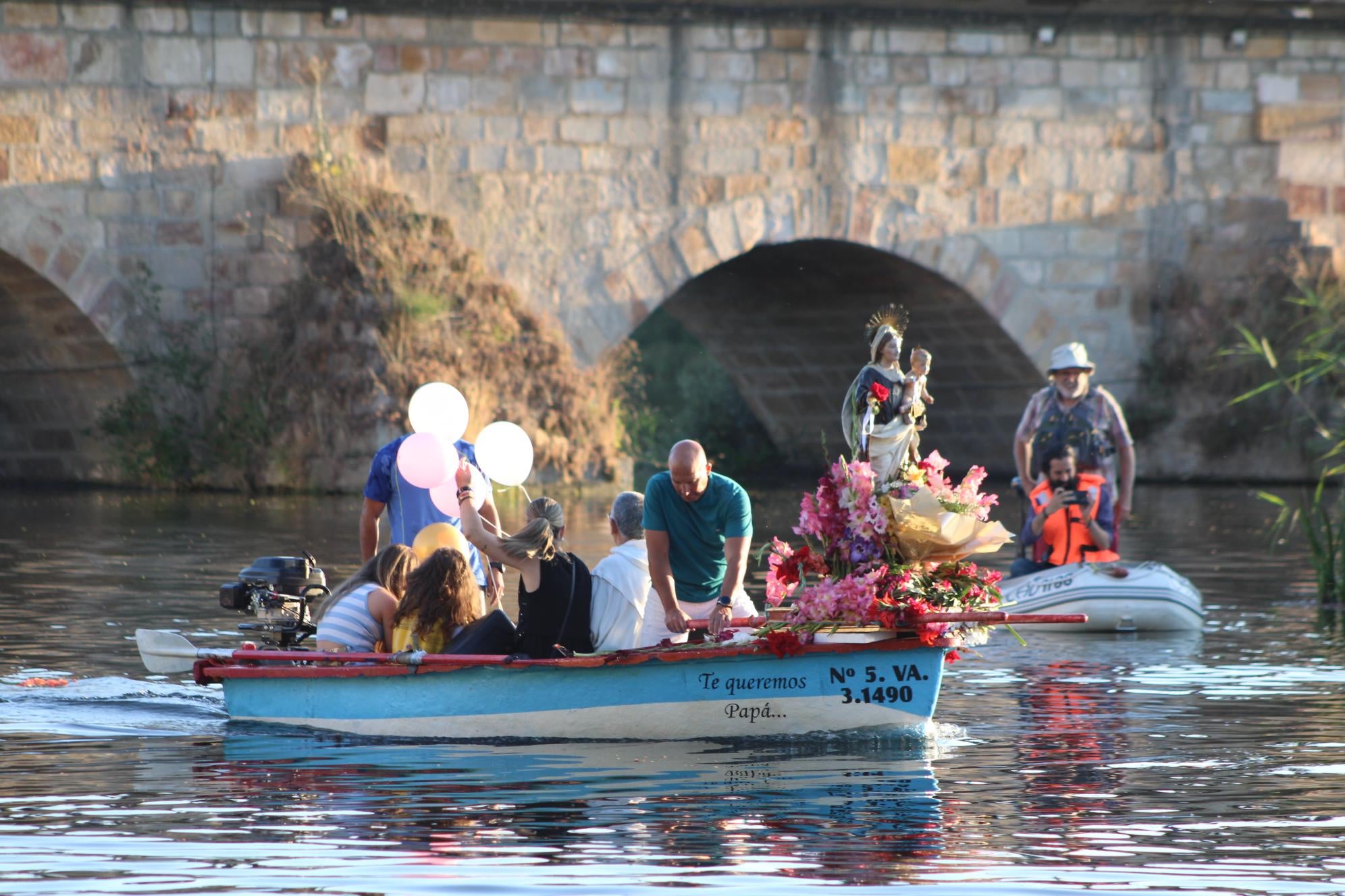 Así ha sido la única procesión fluvial de la provincia con la Virgen del Carmen en Alba de Tormes